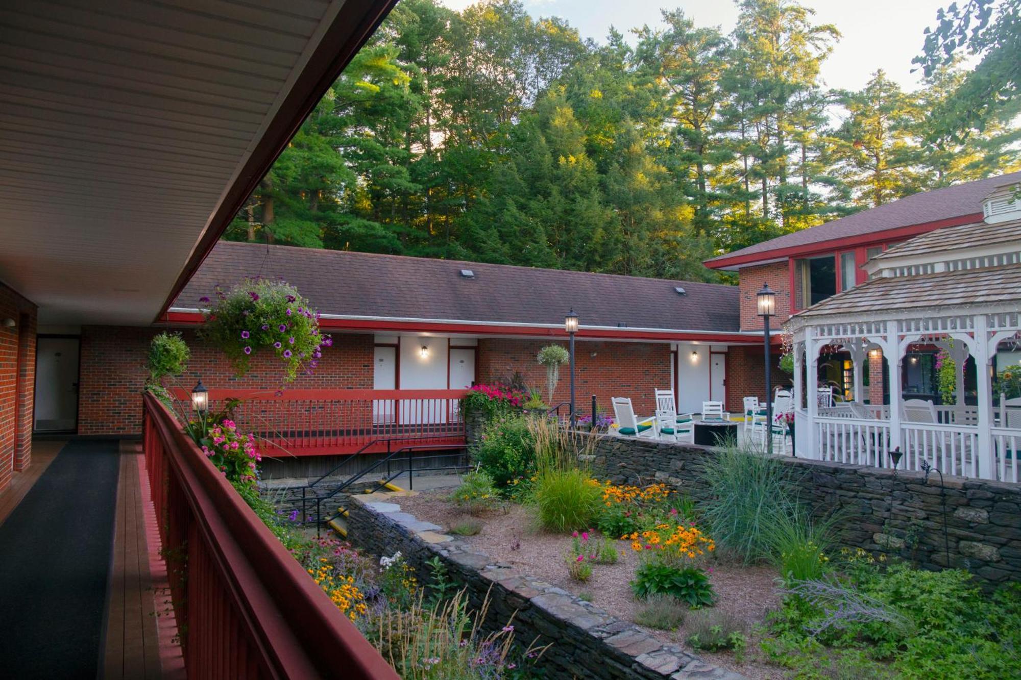 The Inn At Crumpin-Fox Bernardston Екстер'єр фото